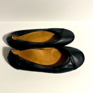 Vionic Caroll black leather ballet flats size 8